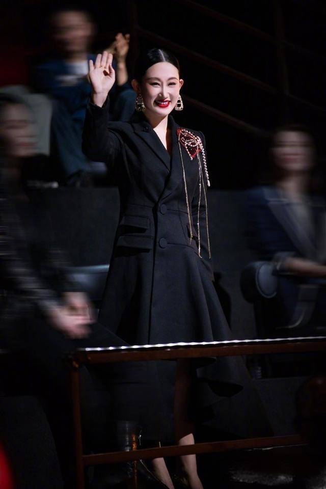 颜色 赵文卓老婆罕见公开露面，穿西装裙大气端庄，但妆太浓不真实！