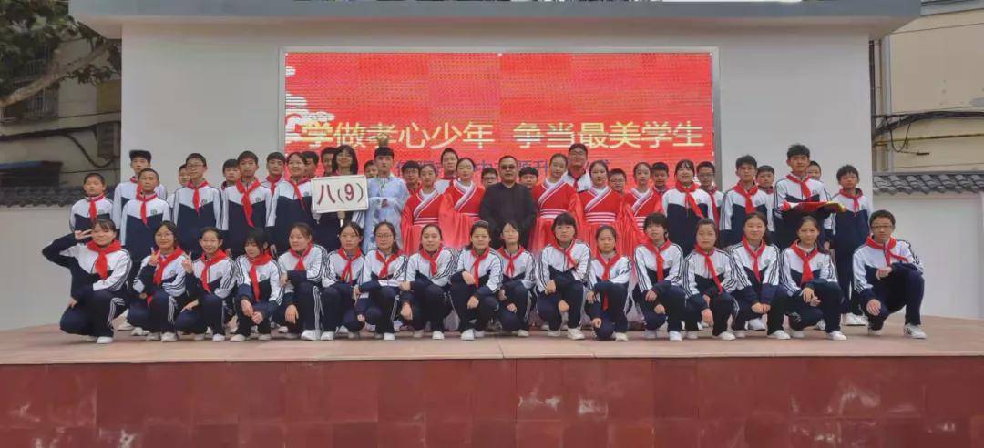信阳市七中举行"学做孝心少年 争当最美学生"主题升旗仪式