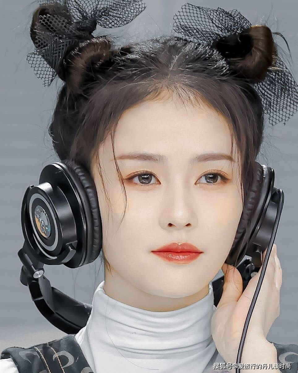 个性 白鹿穿搭真减龄！白色高领短袖T恤搭配背带裙，扎哪吒头个性十足