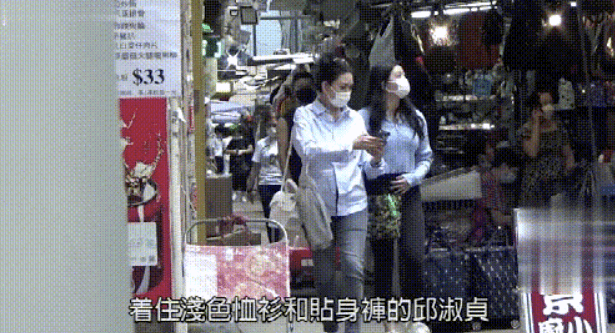 身材 53岁邱淑贞罕见露面!穿拖鞋跟女儿逛街,沈月穿健美裤提臀好性感