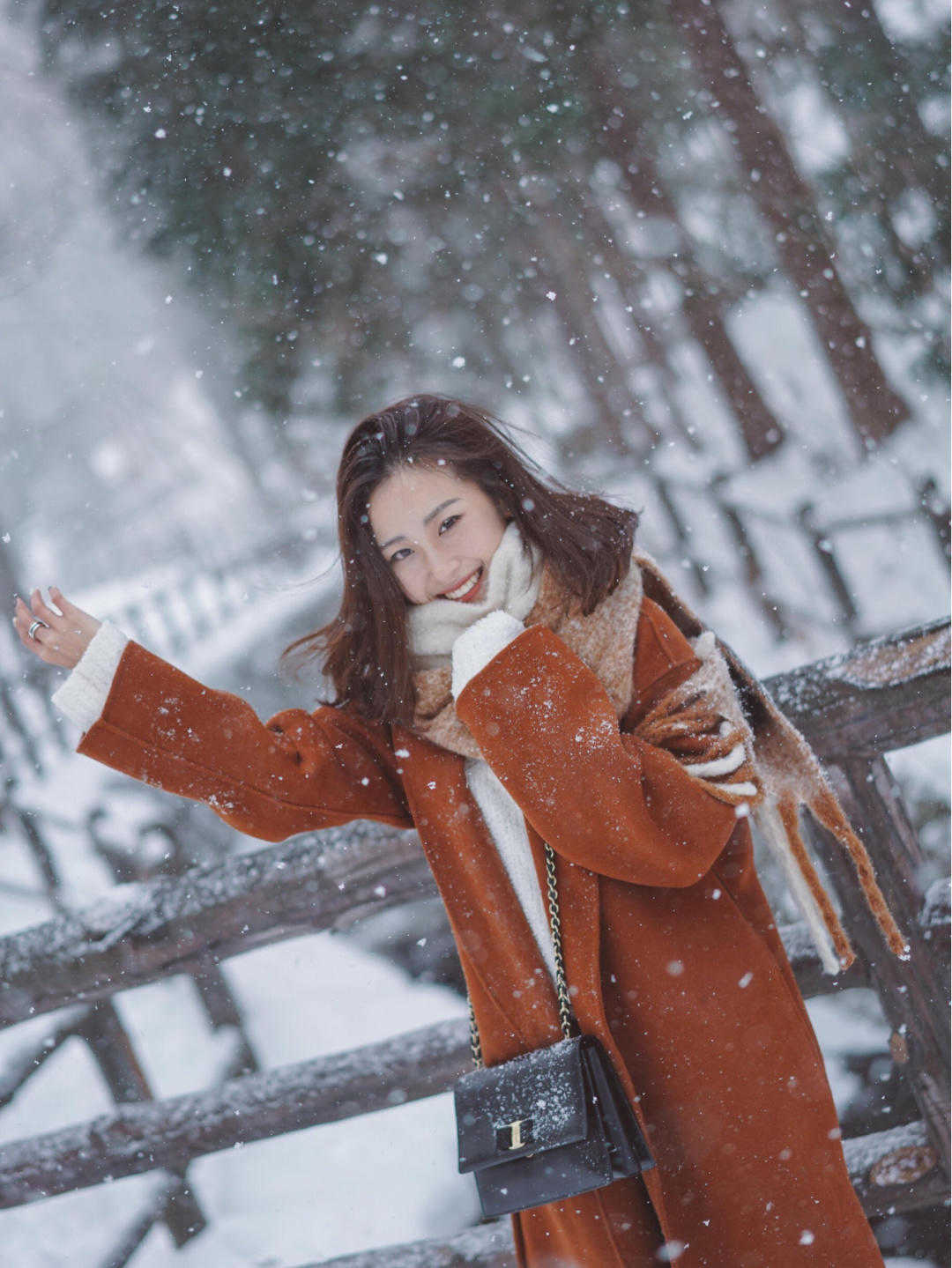 是属于 冬天必备的“大衣”，搭配半身裙或者牛仔裤温柔又洋气，时髦大方