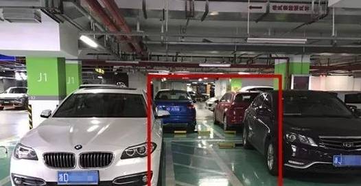 留园网 惊呆 中国最牛女司机 50秒撞四辆豪车 赔偿金额让人难以置信 6park Com
