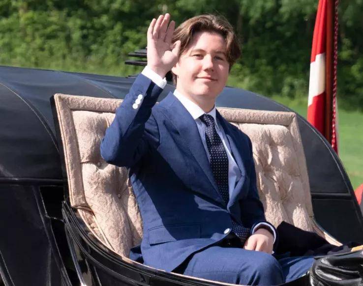 按照惯例,丹麦王室发布了克里斯蒂安的两张官方照片.