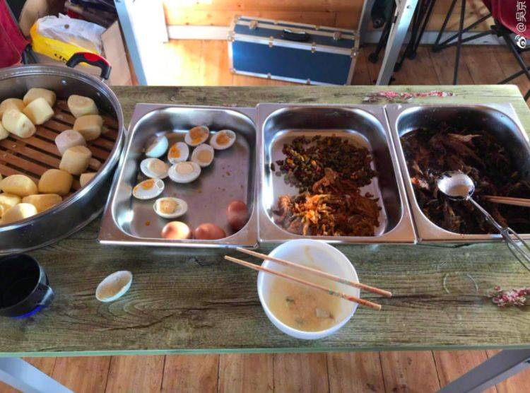 吴京|吴京晒剧组工作餐，简单又管饱，在微博上火了，网友：太接地气了