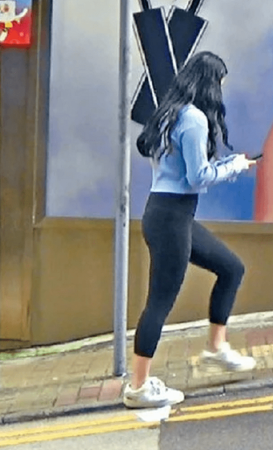 身材 53岁邱淑贞罕见露面！穿拖鞋跟女儿逛街，沈月穿健美裤提臀好性感