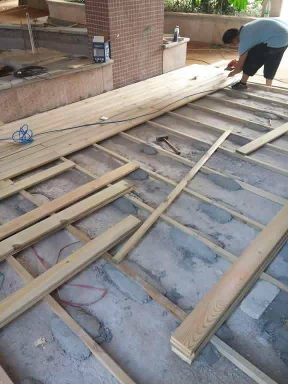 通常防腐木做防水用卷材和热粘法来施工.