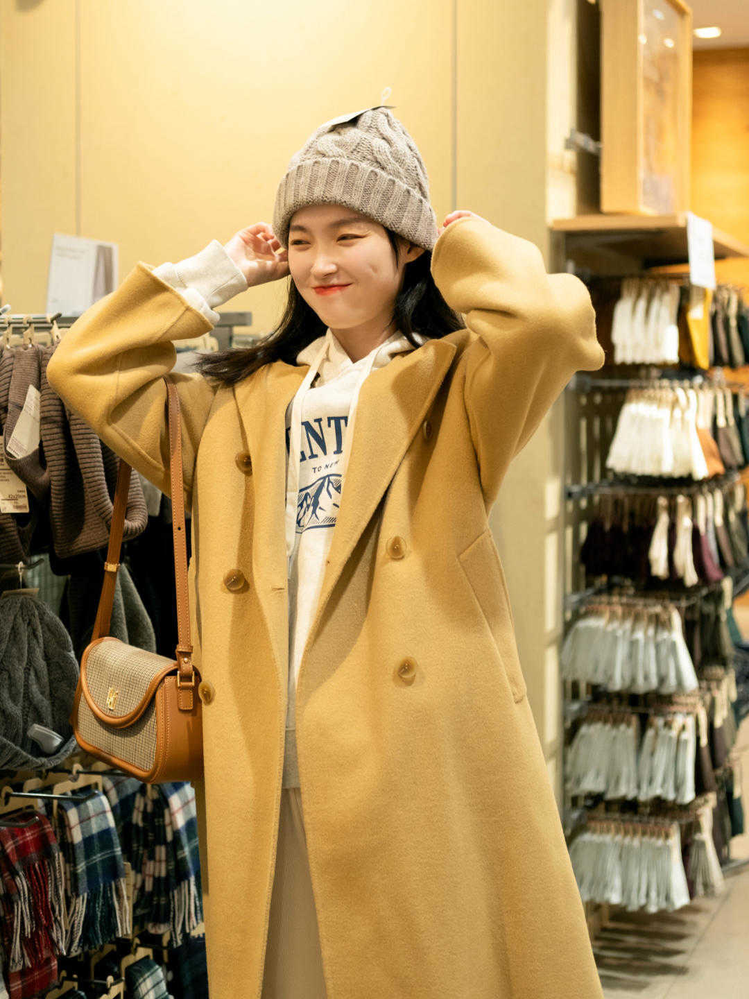 是属于 冬天必备的“大衣”，搭配半身裙或者牛仔裤温柔又洋气，时髦大方