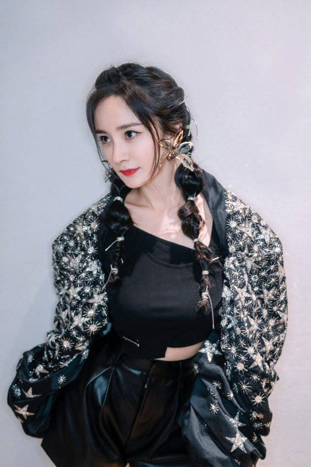卫衣 杨幂为美太拼了！卫衣+薄纱裙秀美腿，全黑look依旧烘托出高级感