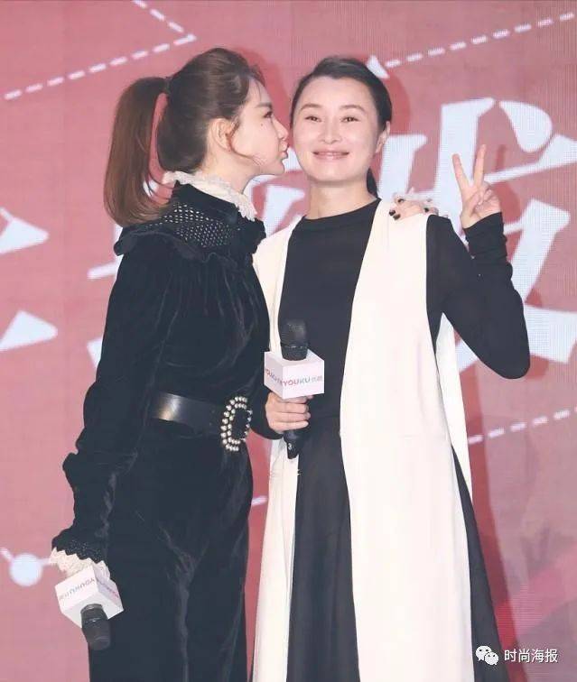 黑色 吴越虽然比戚薇大12岁,但穿着打扮还挺端庄的,戚薇的造型挺俏皮