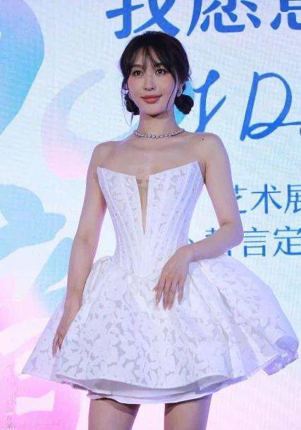 好身材 黄晓明真有艳福！前女友李菲儿穿蓬蓬裙藏不住好身材，美得真撩人
