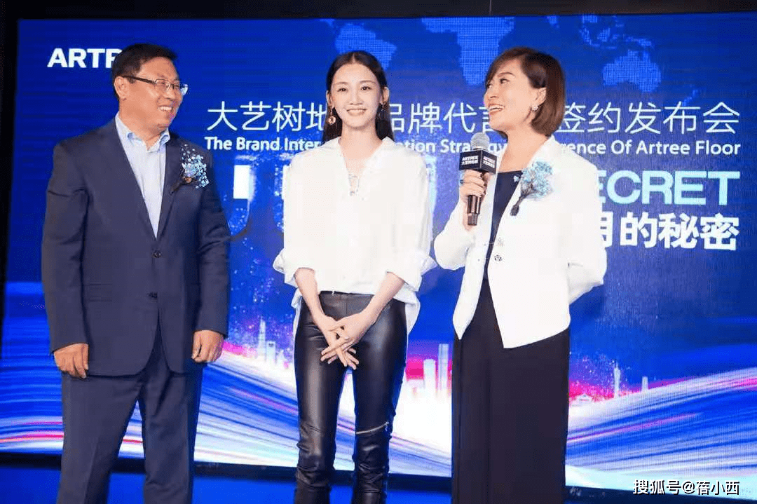 身材 郑恺老婆苗苗挺自信的，穿白色裙“挖个洞”，这“身材”果真好看