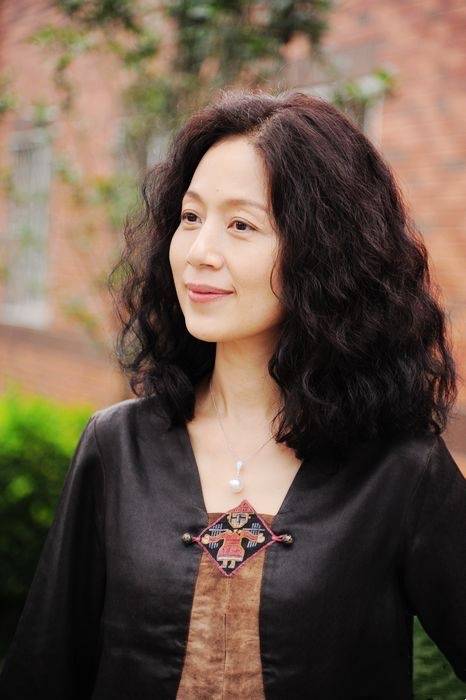 面料 奔六的马兰依然很美，黑色系穿搭高雅贵气，和余秋雨甜蜜如新婚