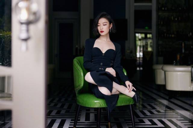 朴彩英 女明星都爱上方领单品？赵露思穿上减龄又显脸小，IU更是仙气逼人