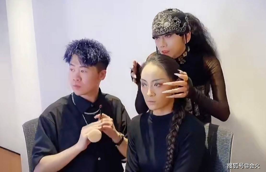 杨丽萍62岁杨丽萍吃火锅被拍！与异性合照笑容满面，打扮华丽脸仅巴掌大