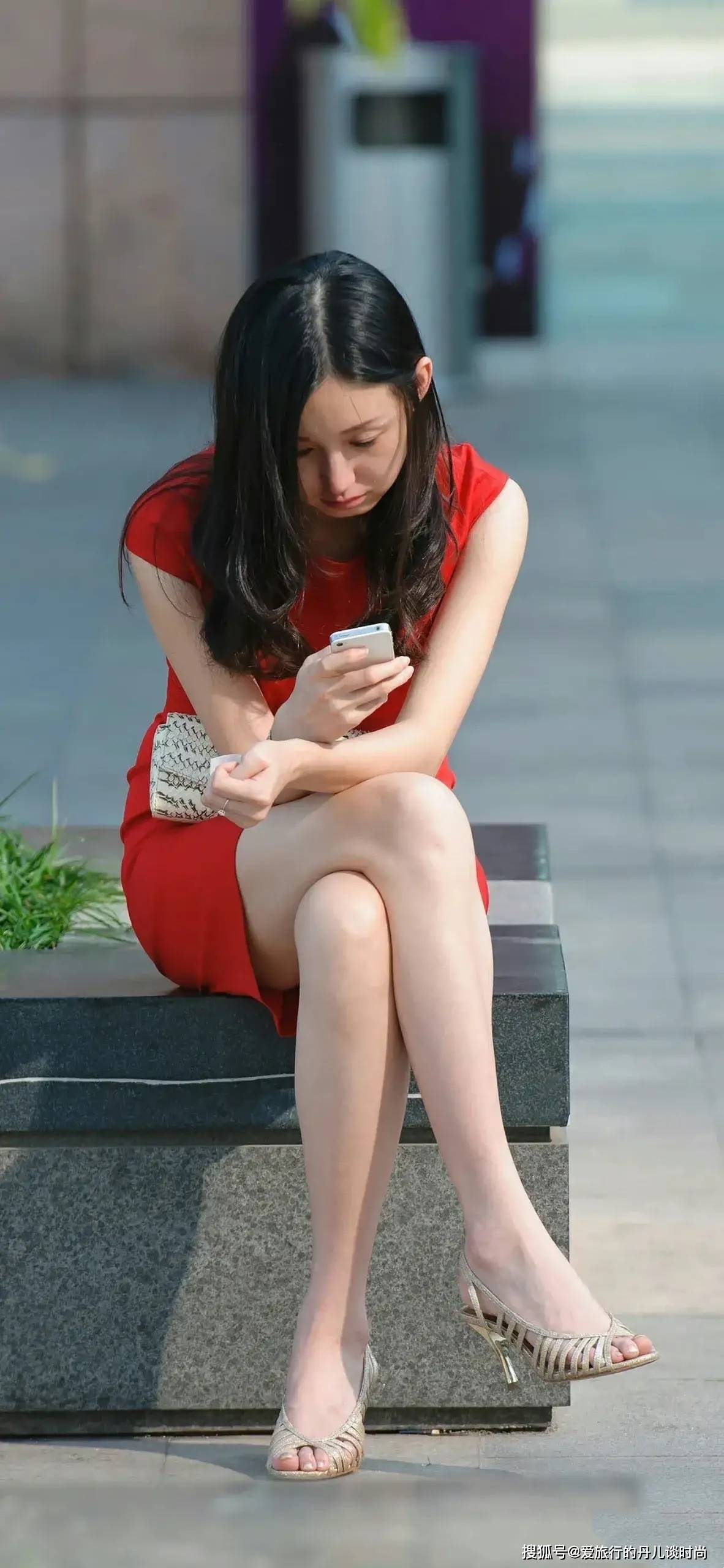 真会 30岁小姐姐真会穿！一袭红色收腰连衣裙优雅大气，美得高调精致