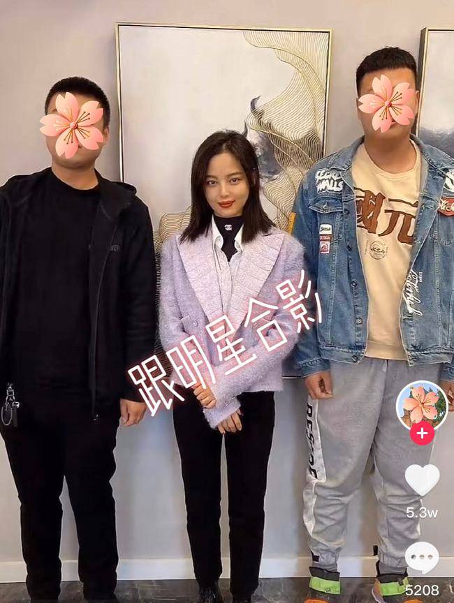 御姐 女星辛芷蕾现身婚礼，男粉丝争相合影，穿着高奢却秒变一米五