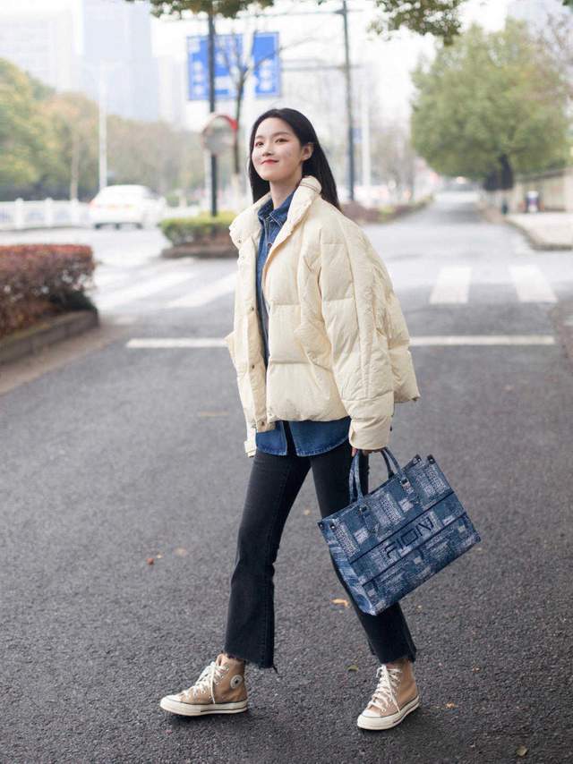颜色 秋冬季怎么选羽绒服?挑对颜色很重要,今年这几款颜色百搭又高级