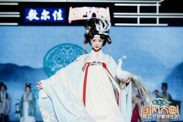 凤凰仙她们不像是来走秀，倒像是天上仙女来“赴宴”的！