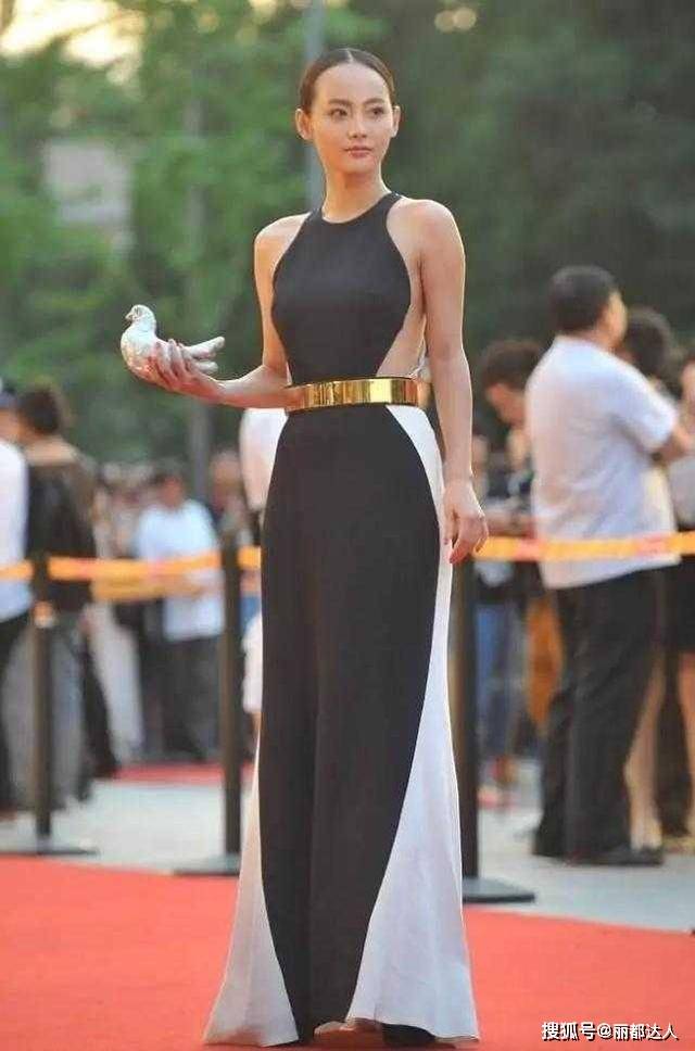 身材 张嘉倪为显身材太拼了,穿连衣裙腰间勒“金腰带”,身材太惹眼