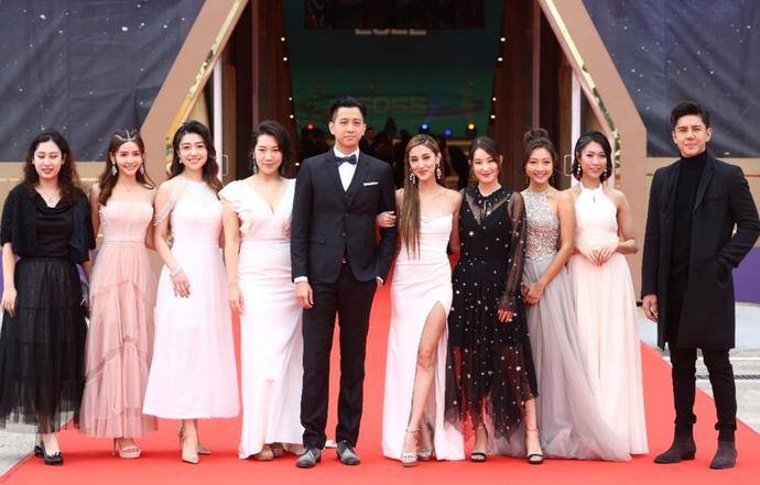 陈自瑶|TVB红毯现场照曝光，74岁汪明荃撑场面，女艺人不惧寒冷大秀身材