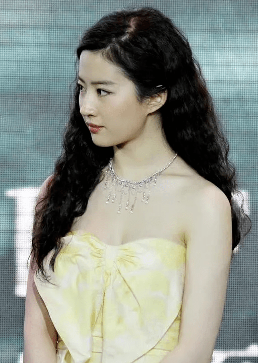 显得 刘亦菲穿钉珠礼裙太美了,淡黄色薄纱温柔浪漫,简直就像仙女下凡