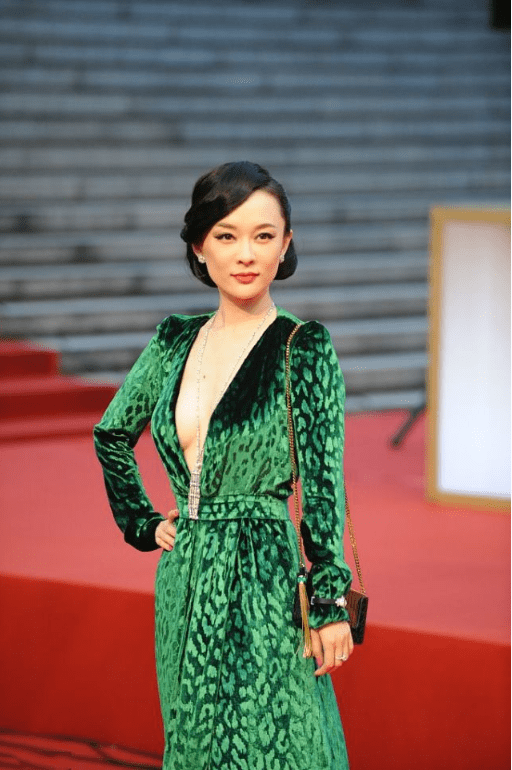 显得 霍思燕这裙子看着普通，可设计得挺“心机”，大V领+开叉真撩人