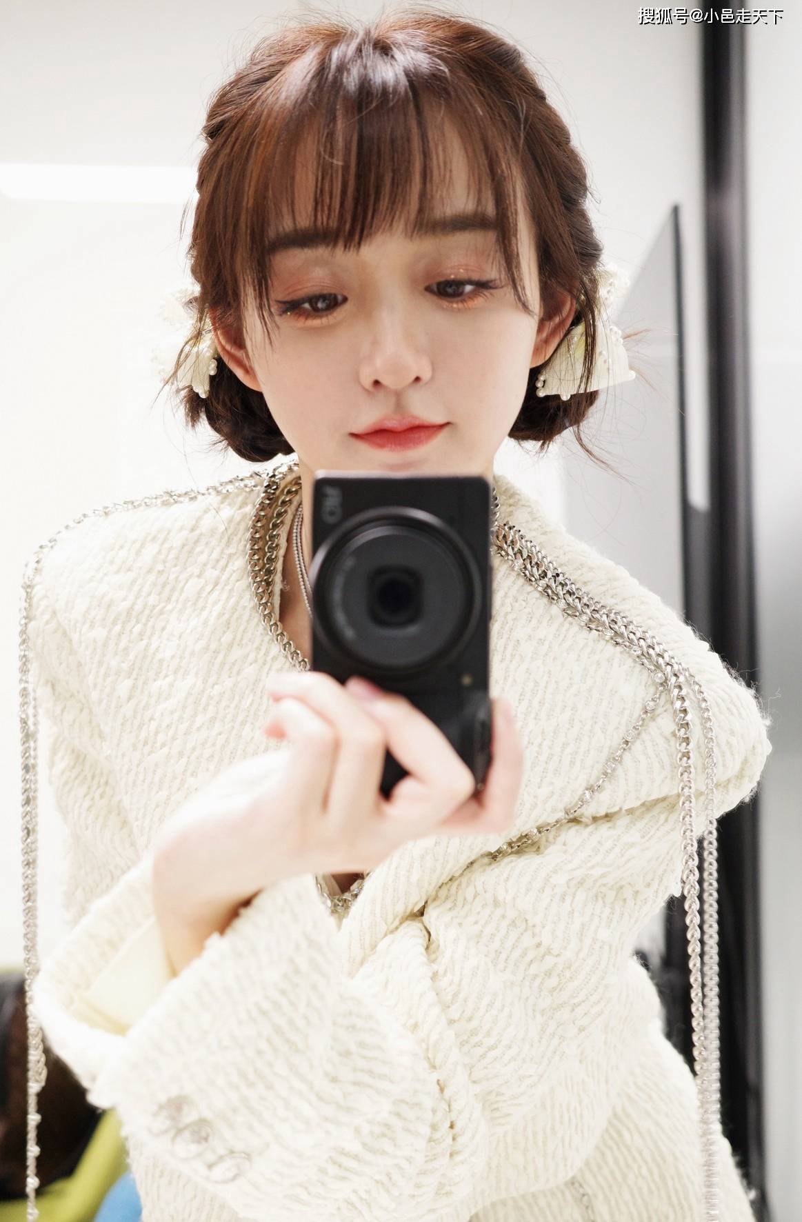 毛衣 何泓姗白色毛衣套装性感写真