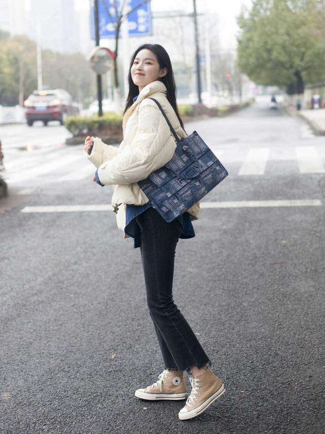 颜色 秋冬季怎么选羽绒服?挑对颜色很重要,今年这几款颜色百搭又高级