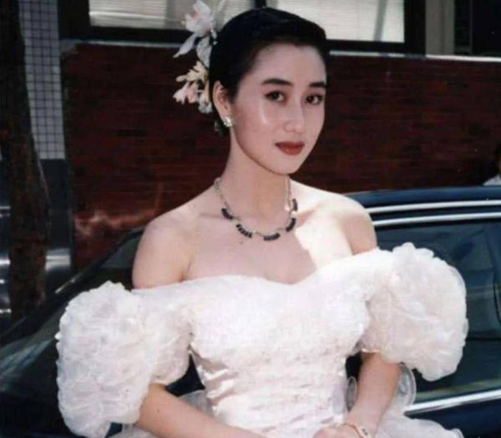 设计 利智年轻时照片曝光，连衣裙配卷发宛如天仙，不愧是“最美亚姐”