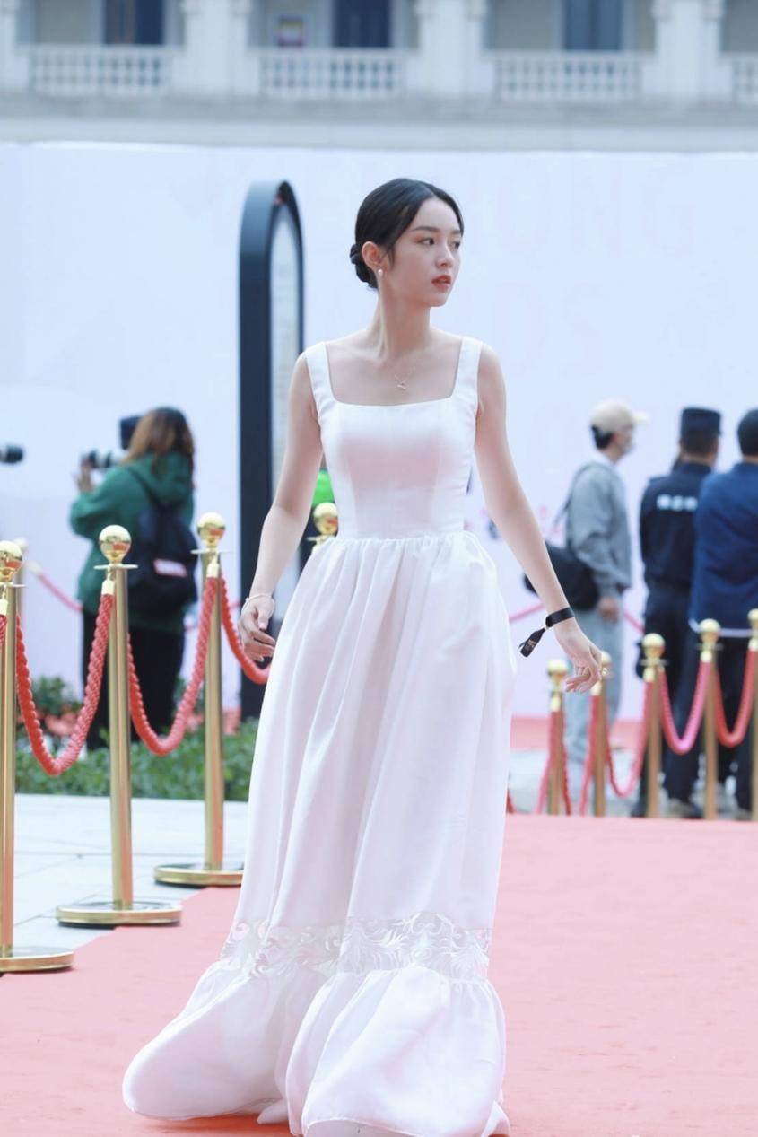 黑色 23岁周也一袭白裙气质好，21岁刘浩存穿西装好酷，一双筷子腿抢眼