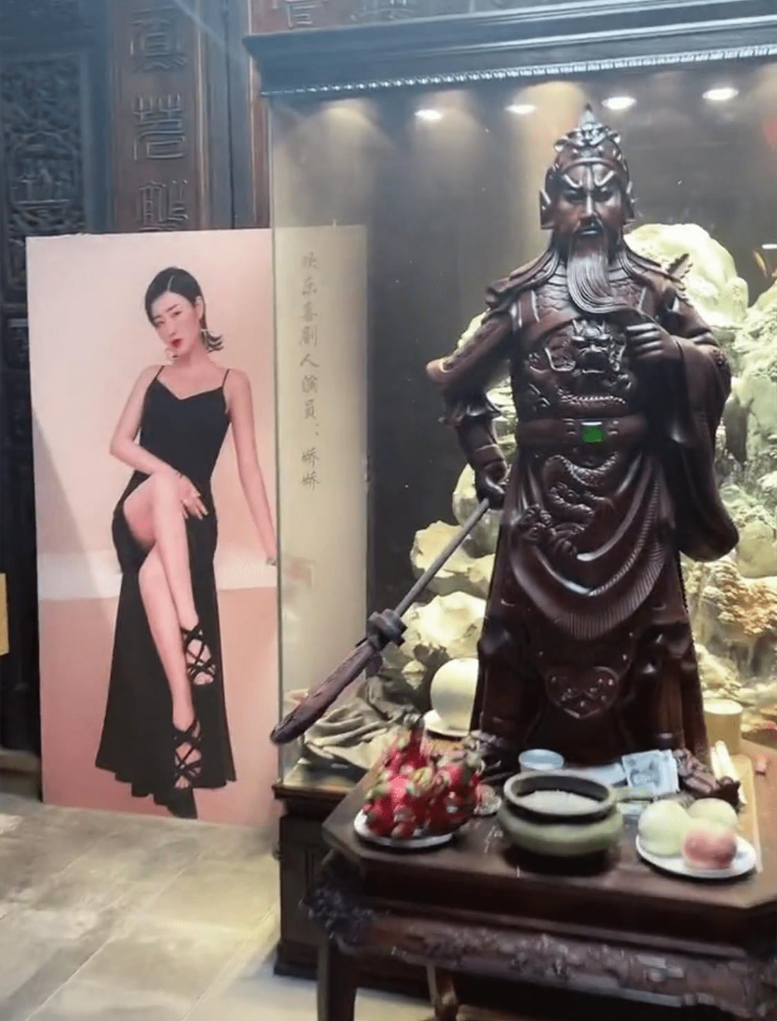 本山传媒娇娇衣服店曝光,门口摆关公像玉雕山,整体构造像四合院_电影