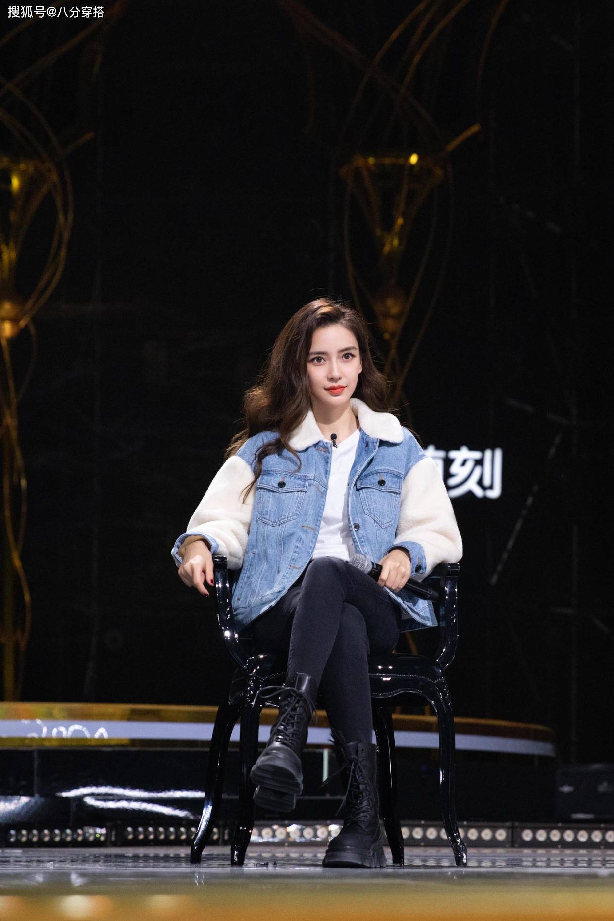 进行 Angelababy颜值高就是任性，穿羽毛裙配针织开衫都有少女感，超美