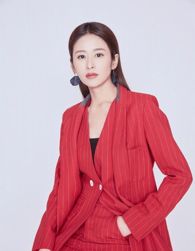 颜色 颖儿虽然身上没肉,但与日本女人并肩,却美得很有高级感很有气质