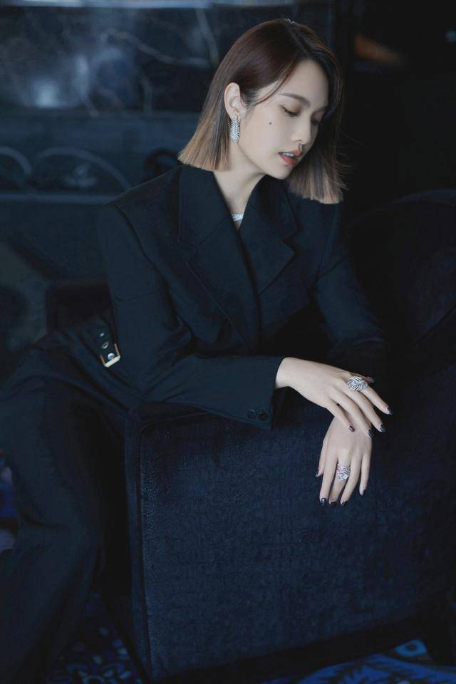 套装 杨丞琳个矮却会穿，西服套装故意露一截腰，利落干练还显高