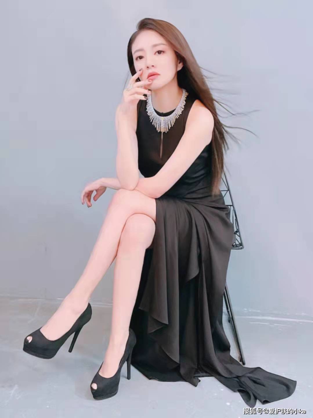 设计 阔太安以轩也太瘦了，穿一身黑虽然很显气质，全身却只有骨感