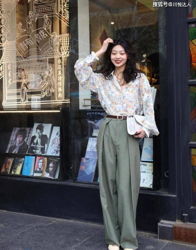 下装 总被嫌弃老土的“花衬衫”，穿对了原来这么美，比白衬衫更大气