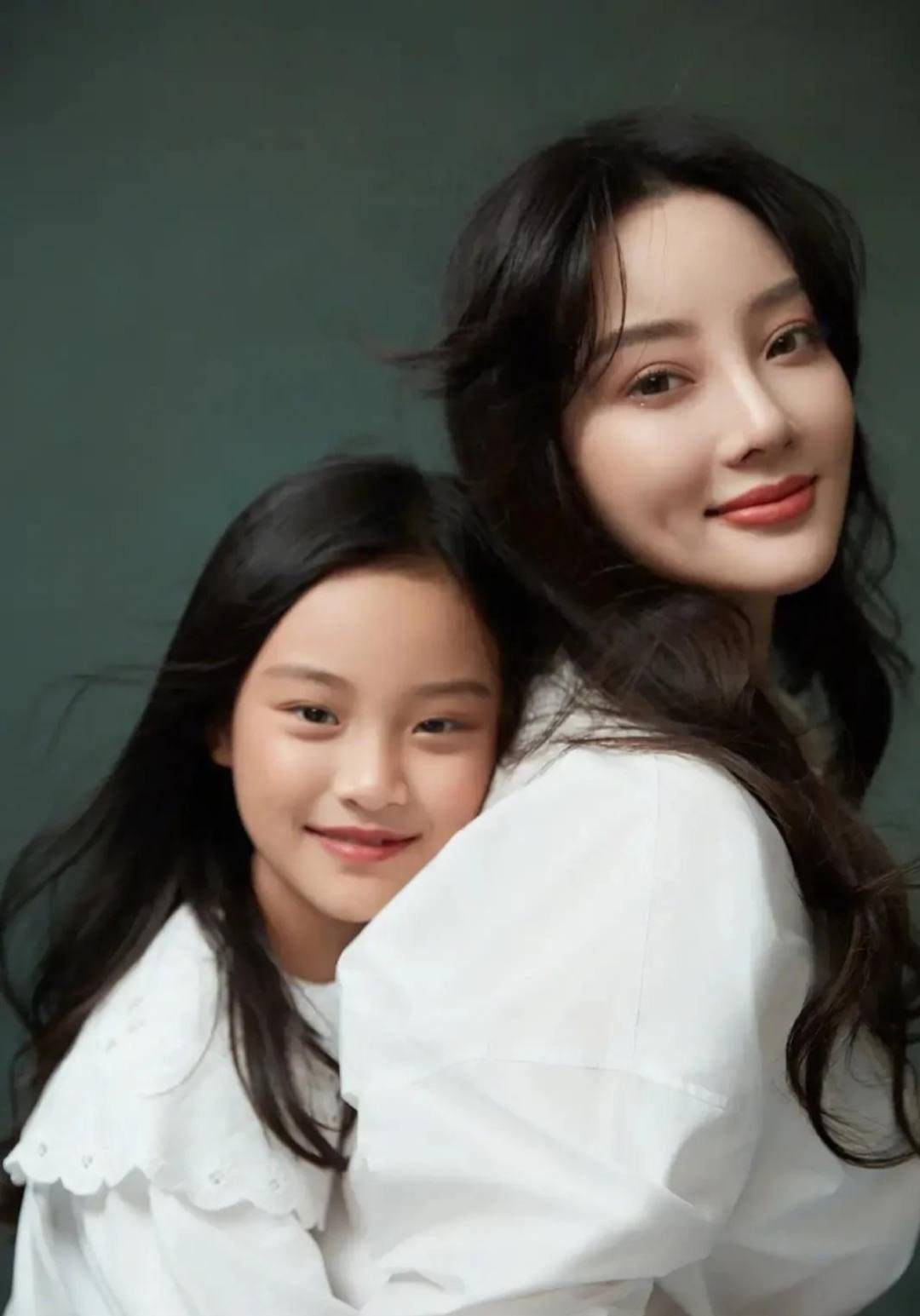 李小璐 李小璐带女儿拍写真，穿纱裙配卷发像贵妇，9岁甜馨眉眼太像爸爸