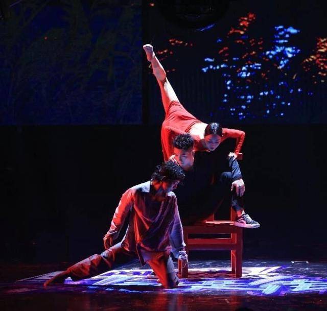 黄潇|《霸王别姬》燃炸《街舞》舞台，张艺兴直呼很喜欢这个作品！