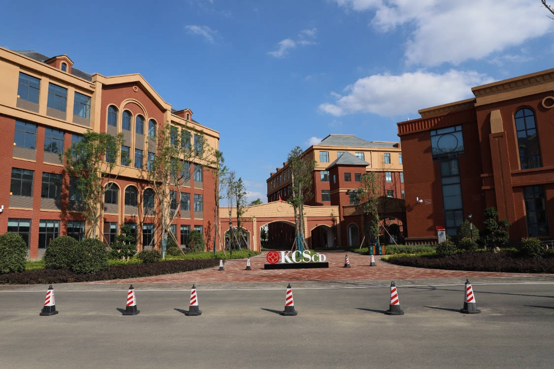 千呼万唤成都狄邦肯思学校首次亮相校长坚定承诺请家长放心