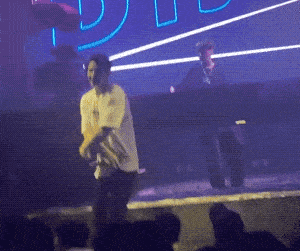 健身|194cm夜店猛男脱衣秀肉引发尖叫，这肉体谁顶得住啊