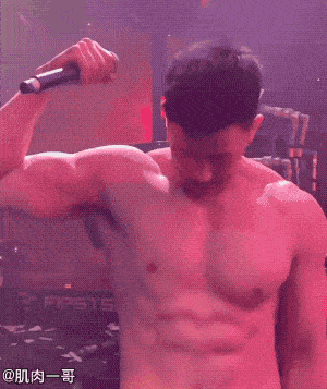 健身|194cm夜店猛男脱衣秀肉引发尖叫，这肉体谁顶得住啊