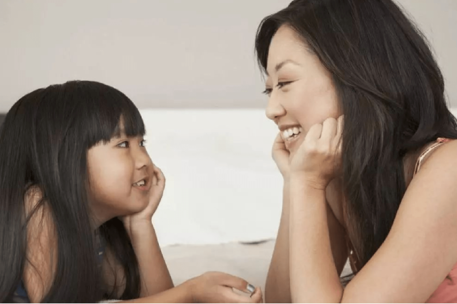 2岁宝宝不小心帮了倒忙,妈妈温柔安慰,好脾气才有好孩子_父母