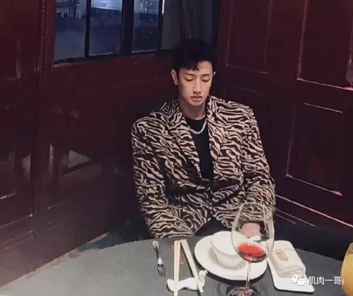 健身|194cm夜店猛男脱衣秀肉引发尖叫，这肉体谁顶得住啊