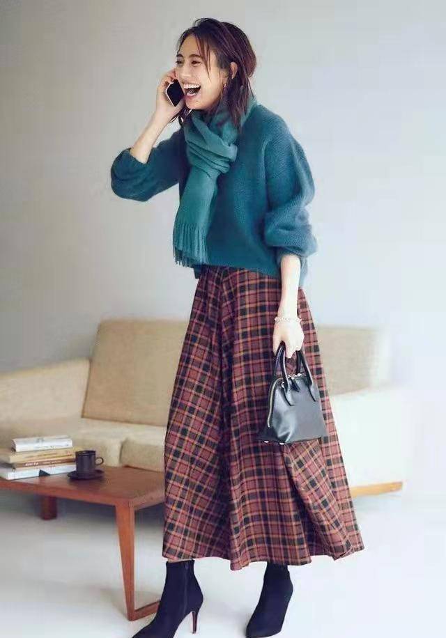 毛衣 秋冬有气质又温暖的组合，“毛衣+半身裙”，时髦又高级！