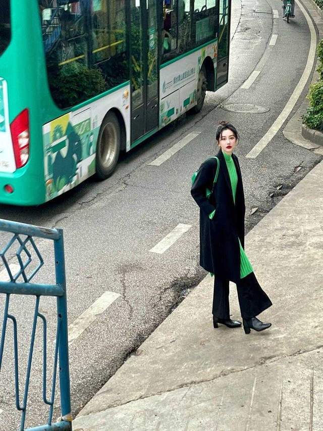 颜色 秋冬穿大衣没头绪？看看这几组“穿搭公式”，百搭时髦还保暖
