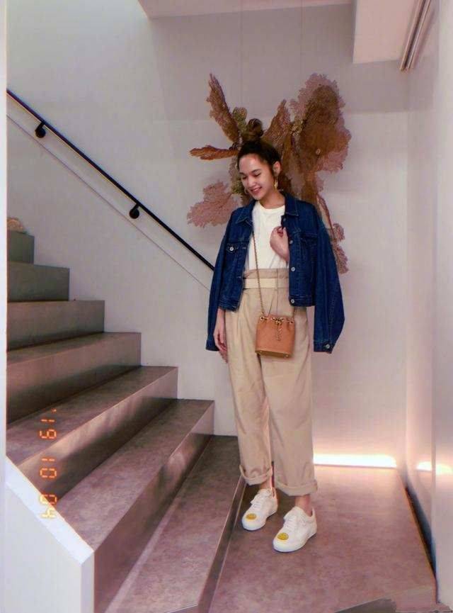 杨丞琳 杨丞琳真会打扮，衬衫故意“卷一截”露出小蛮腰，配西装太显高了