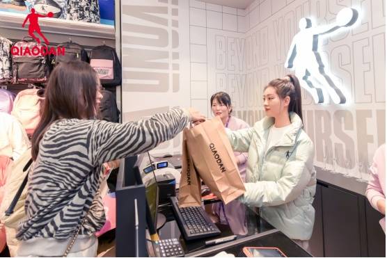 奥特莱斯 乔丹体育郑州杉杉奥特莱斯店焕新升级，祝绪丹热力助阵！