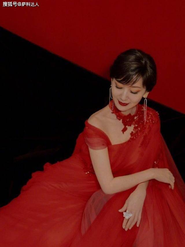 设计 赵雅芝美人不迟暮，气质温柔不做作，穿红裙美成“大姑娘