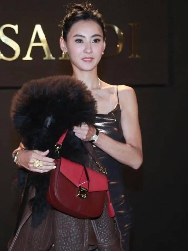 高跟鞋 张柏芝的身材太“保鲜”，40岁仍有傲人比例，穿皮裙好抢眼