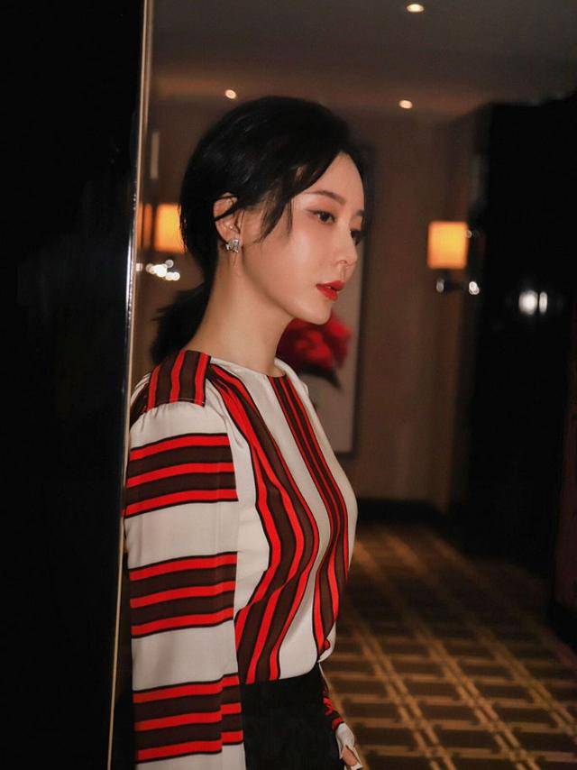 条纹 真正见过世面的女人，穿条纹衫很少配裙子，瞧瞧陈数就知道